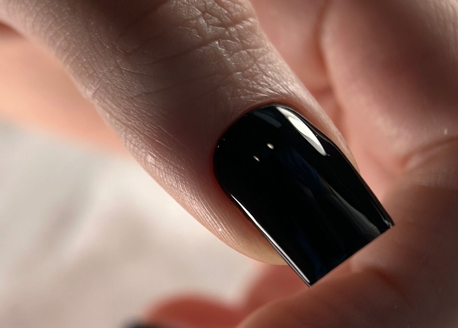 Чорний манікюр у салоні Mariana Kurtash, Варшава, Województwo Mazowieckie, PL.