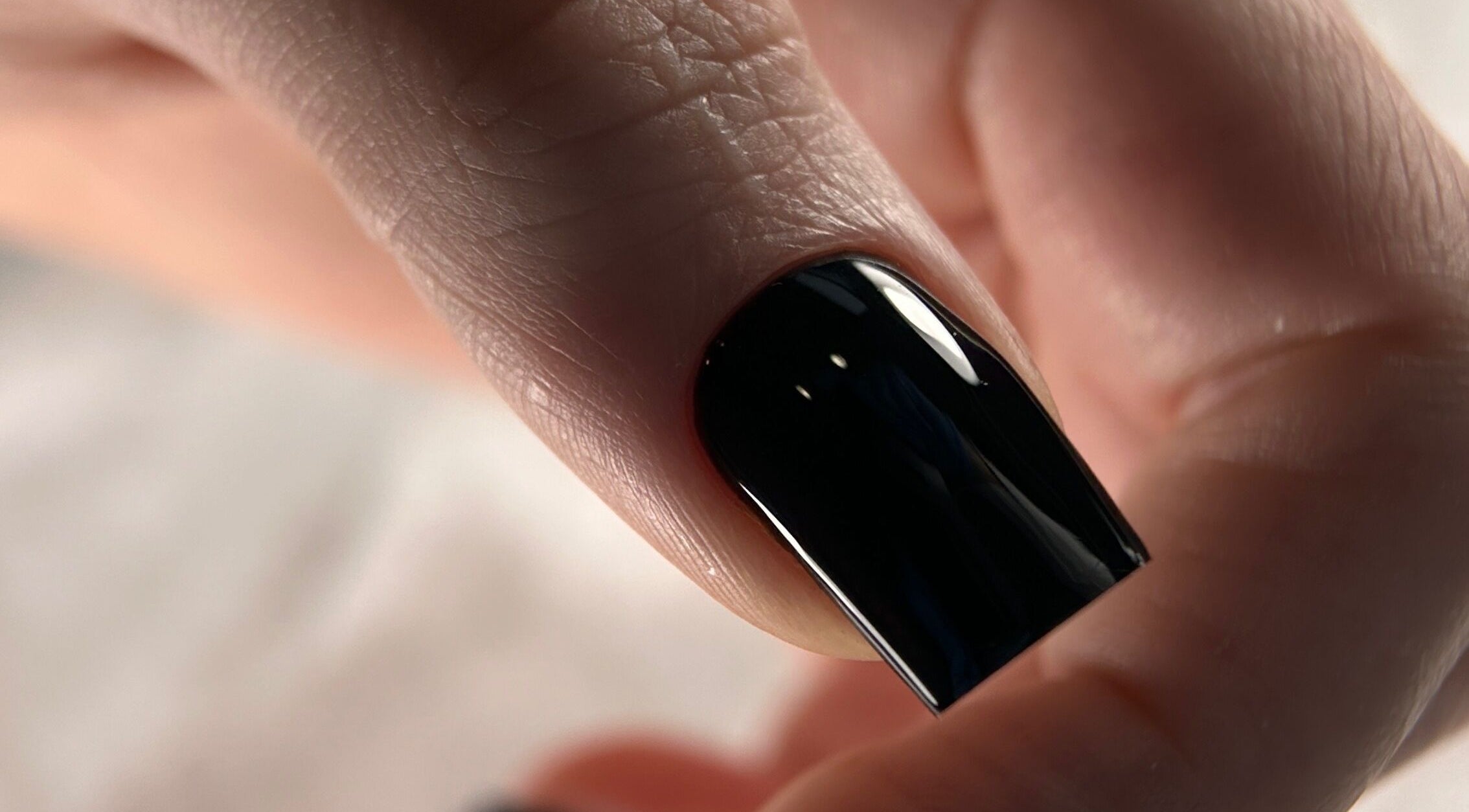 Чорний манікюр у салоні Mariana Kurtash, Варшава, Województwo Mazowieckie, PL.