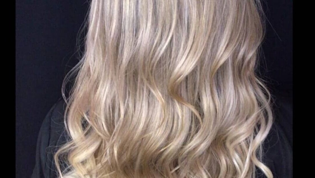 Ondas loiras brilhantes no salão Lio Santos, Coimbra, Coimbra, PT, destacando um estilo elegante e moderno.