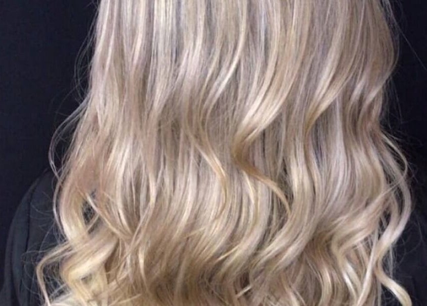 Ondas loiras brilhantes no salão Lio Santos, Coimbra, Coimbra, PT, destacando um estilo elegante e moderno.