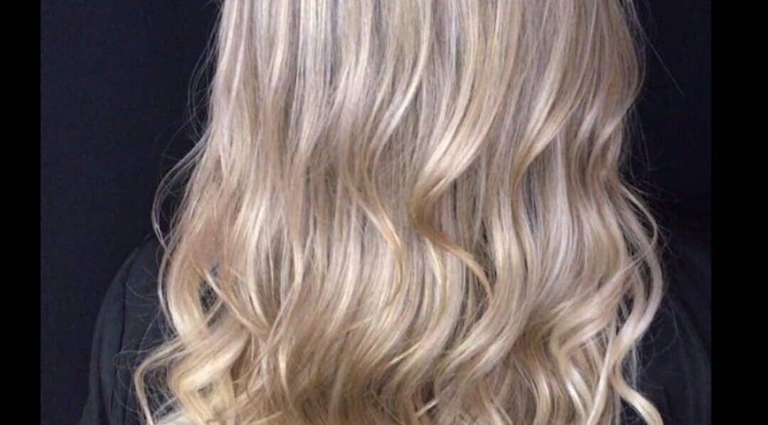 Ondas loiras brilhantes no salão Lio Santos, Coimbra, Coimbra, PT, destacando um estilo elegante e moderno.