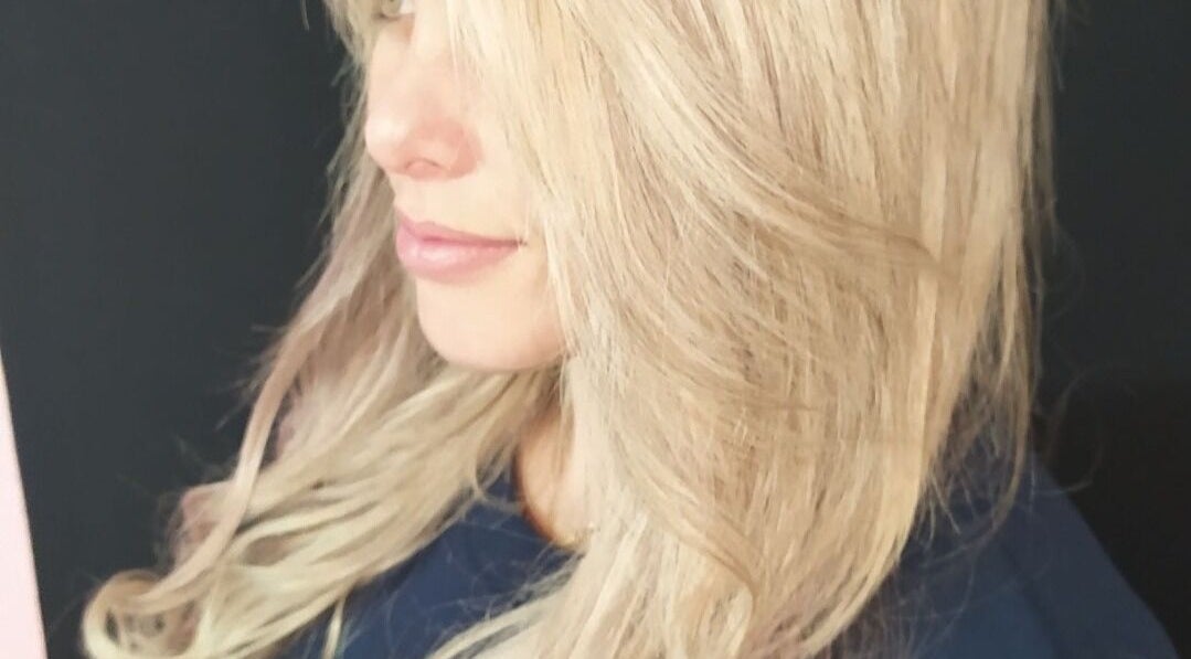 Cabelo loiro elegante em Lio Santos, Coimbra, Coimbra, PT.