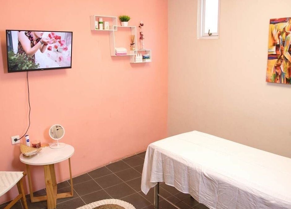 Relaxing treatment room at Pro Epil House Kerobokan, Bali, Bali, ID with modern decor and soothing ambiance.