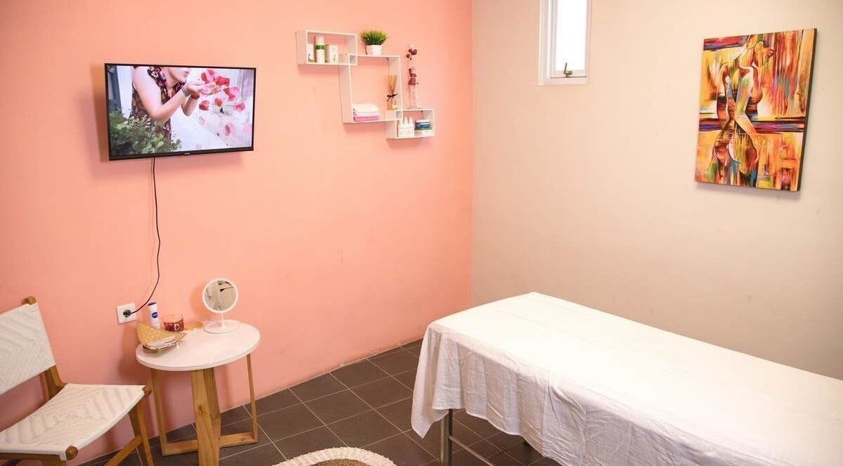 Relaxing treatment room at Pro Epil House Kerobokan, Bali, Bali, ID with modern decor and soothing ambiance.