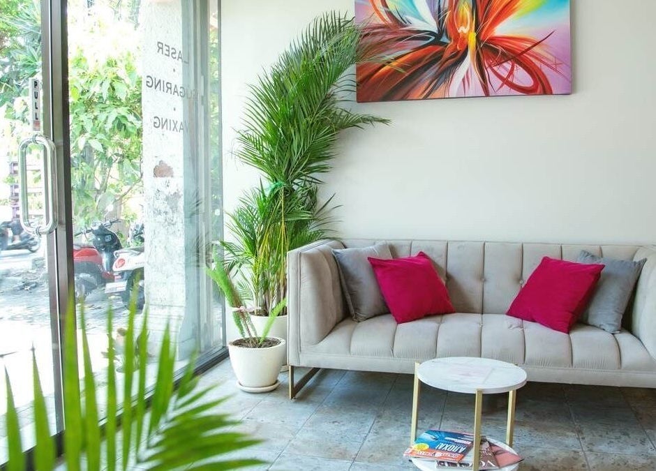 Elegant lounge area at Pro Epil House Kerobokan, Bali, Bali, ID with cozy sofa and vibrant artwork.