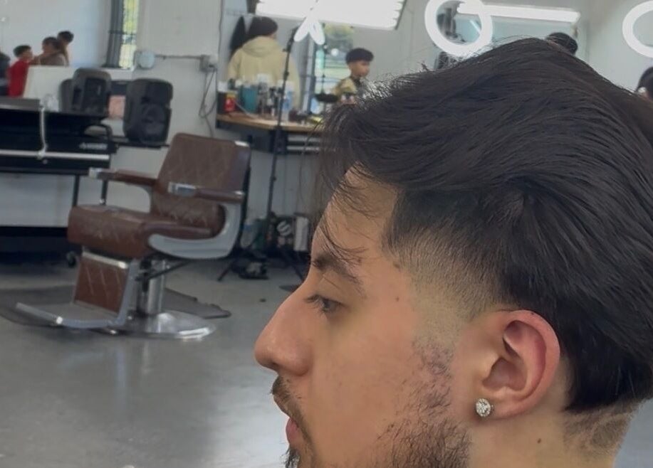 Modern haircut at davianscutzz, Dallas, Texas, US, featuring a stylish men's fade.