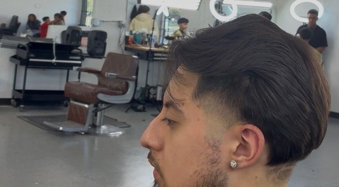 Modern haircut at davianscutzz, Dallas, Texas, US, featuring a stylish men's fade.