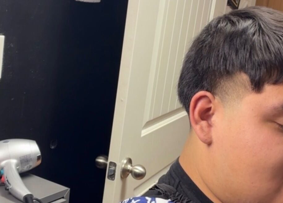 Haircut in progress at davianscutzz, Dallas, Texas, US, showcasing a modern hairstyle.