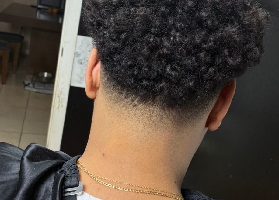 Close-up of a fresh curly fade haircut at davianscutzz in Dallas, Texas, US; perfect blend and style.