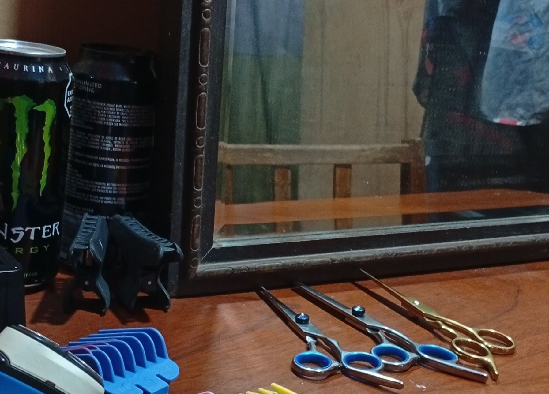 Estación de peluquería en Ramma.Barbeshop, Concepción Del Uruguay, Entre Ríos, AR con utensilios y bebidas.