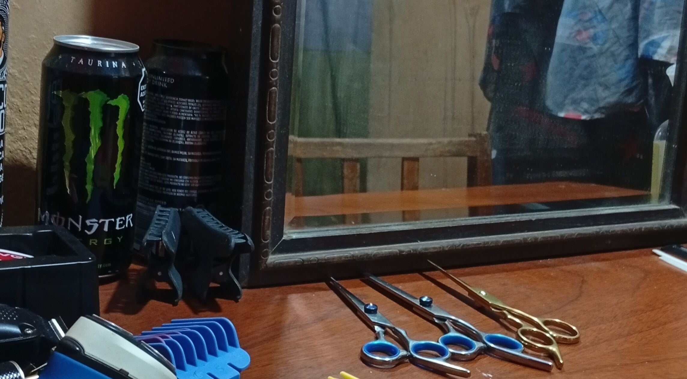 Estación de peluquería en Ramma.Barbeshop, Concepción Del Uruguay, Entre Ríos, AR con utensilios y bebidas.