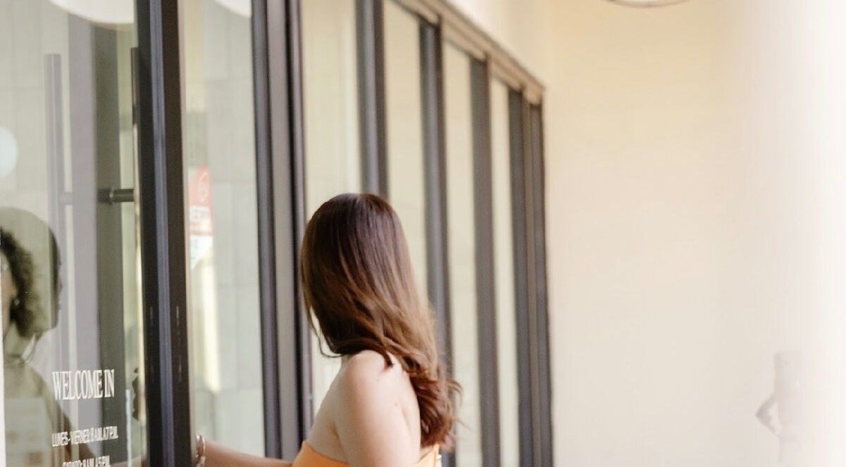 Guest entering Beauty Art. Studio in Tijuana, Baja California, MX, showcasing the welcoming entrance.