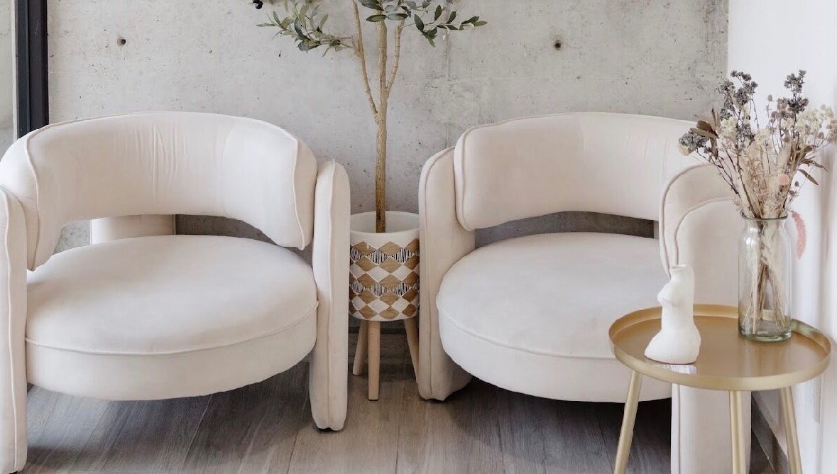 Two plush chairs in Beauty Art. Studio, Tijuana, Baja California, MX, offering a soft and welcoming relaxation spot.