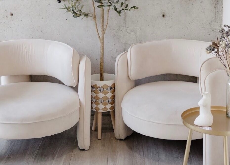 Two plush chairs in Beauty Art. Studio, Tijuana, Baja California, MX, offering a soft and welcoming relaxation spot.