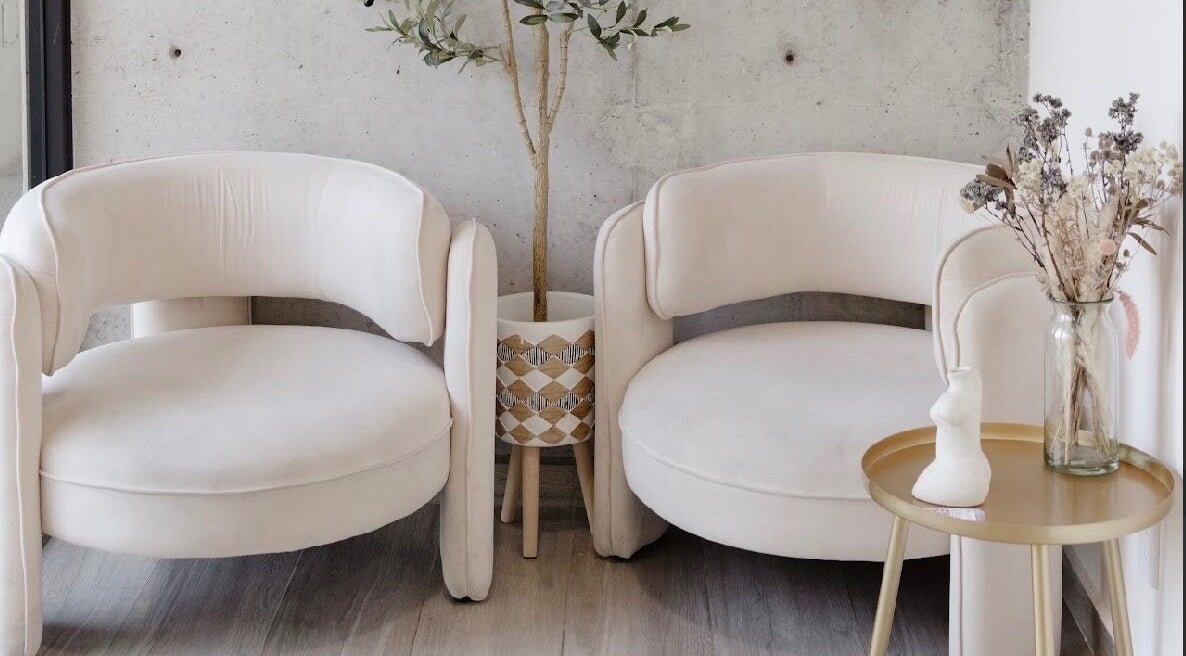 Two plush chairs in Beauty Art. Studio, Tijuana, Baja California, MX, offering a soft and welcoming relaxation spot.