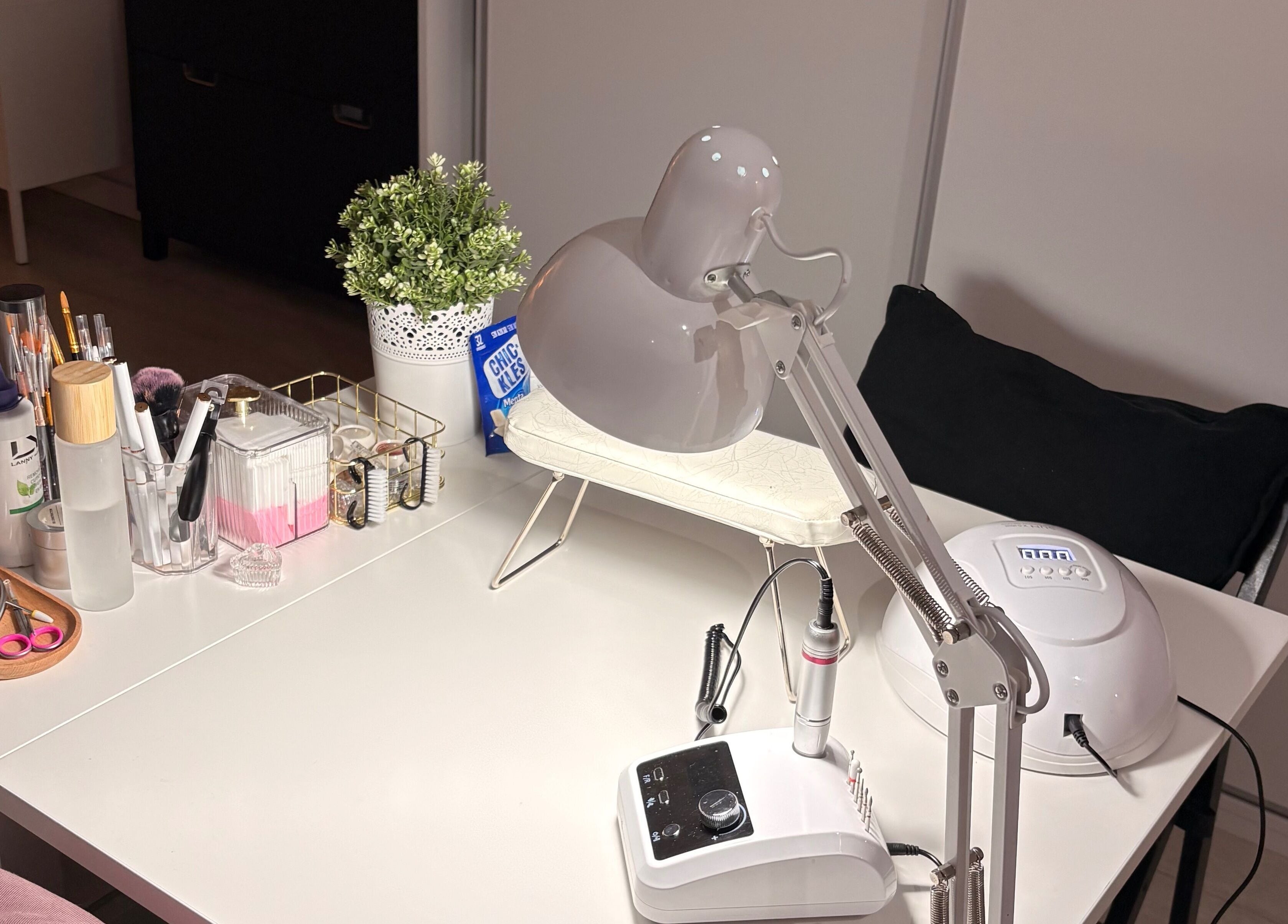 Professional nail setup at AleStudioNails, Santiago Y Zaraíche, Región De Murcia, ES, featuring quality tools.