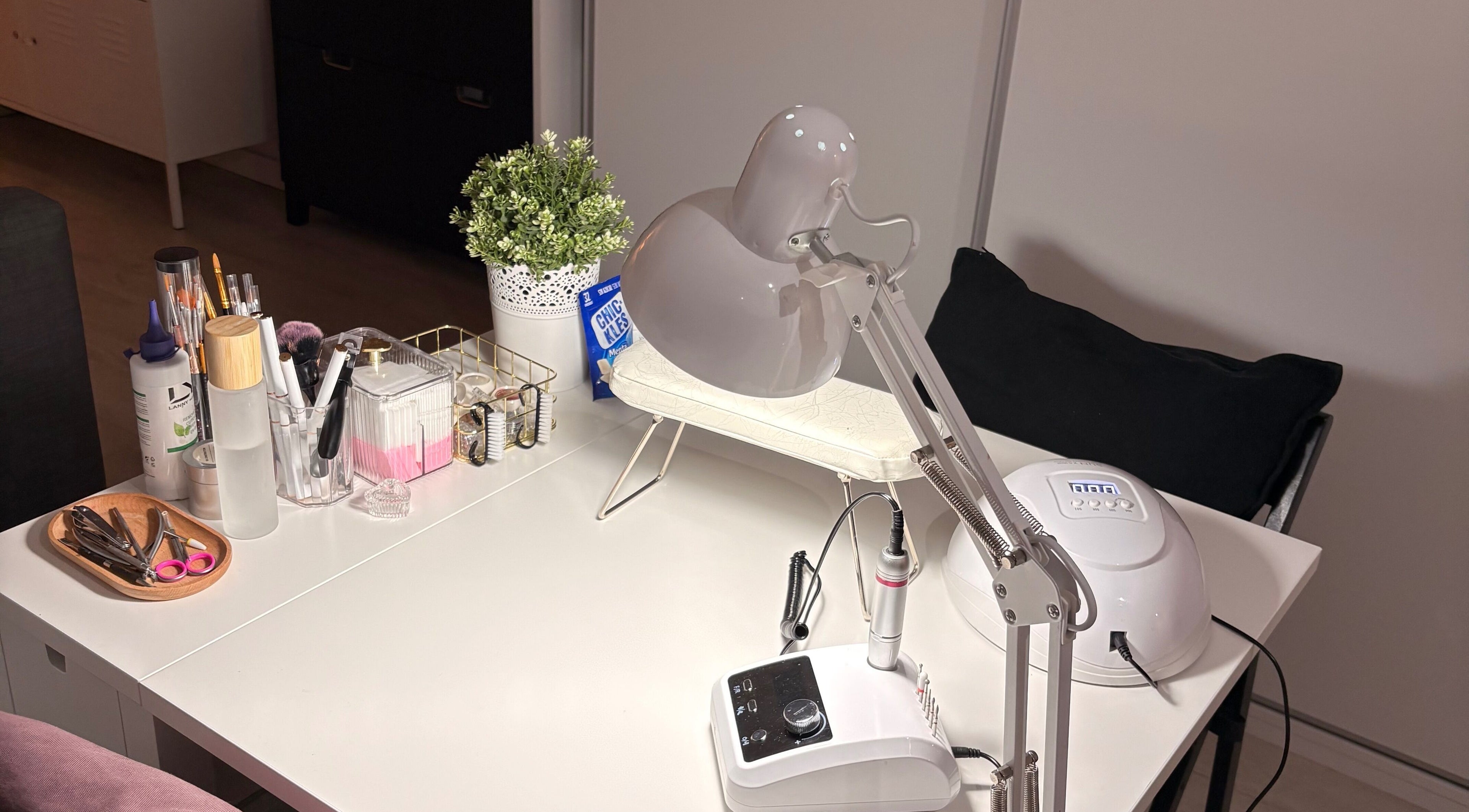 Professional nail setup at AleStudioNails, Santiago Y Zaraíche, Región De Murcia, ES, featuring quality tools.