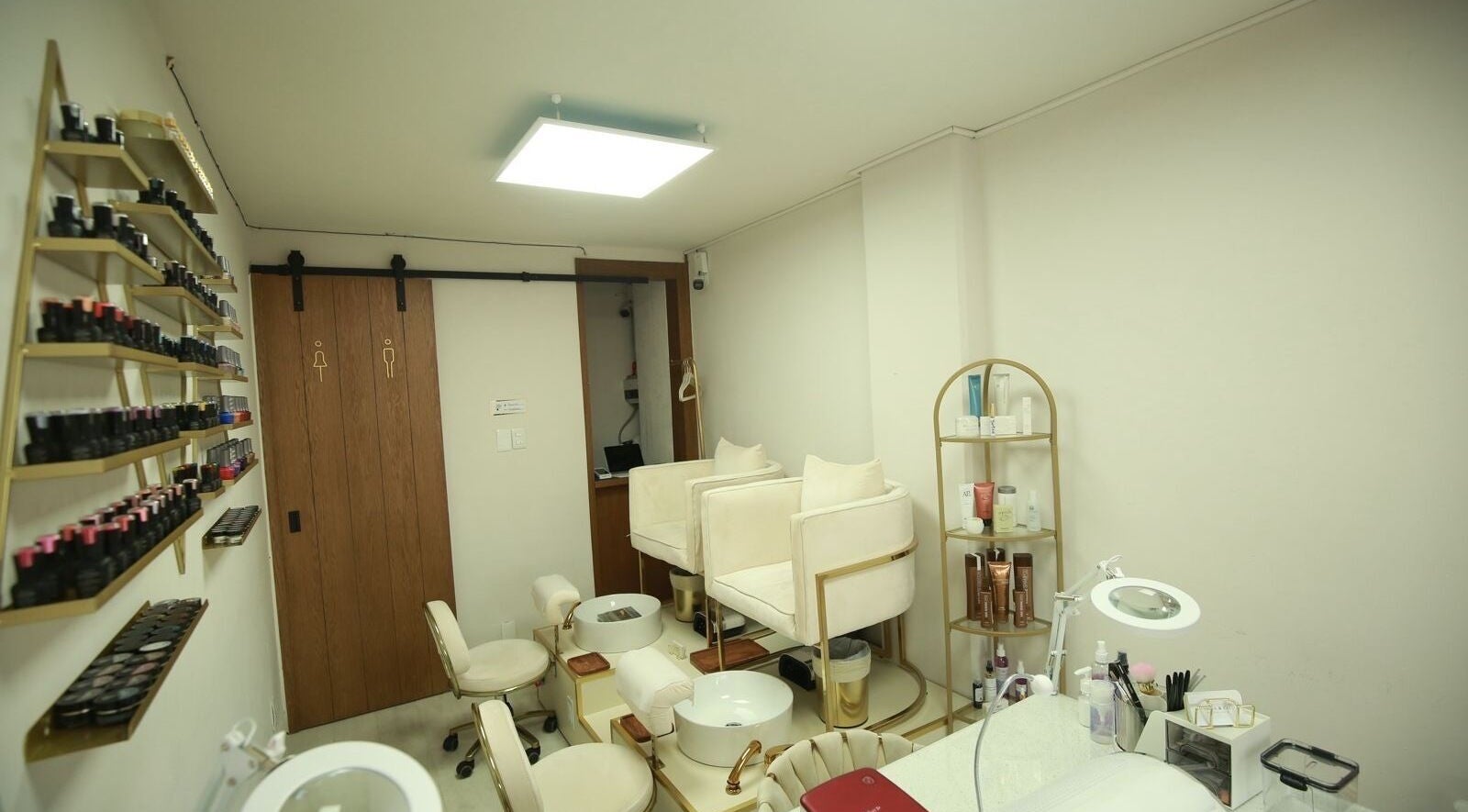 Arza & Co nail salon with elegant seating and polish display in Ciudad De México, Ciudad De México, MX.