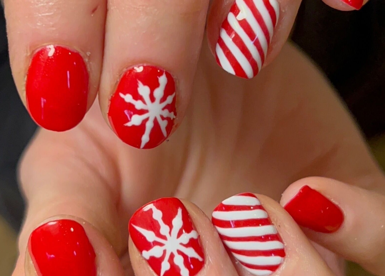 Nail art rouge et blanc avec motifs de flocons chez Mymy’s Nails, Le Val, Provence-alpes-côte D'azur, FR.