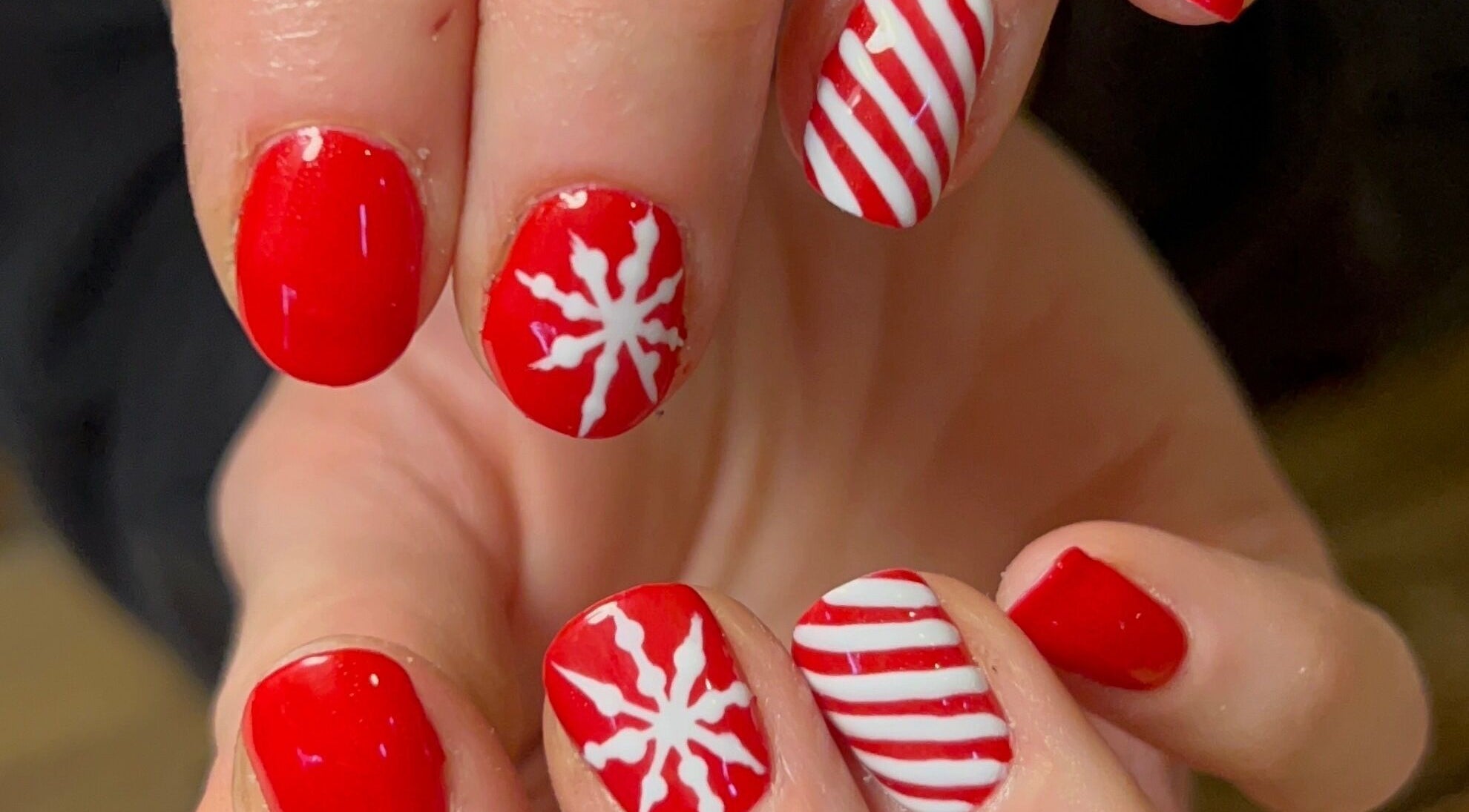 Nail art rouge et blanc avec motifs de flocons chez Mymy’s Nails, Le Val, Provence-alpes-côte D'azur, FR.