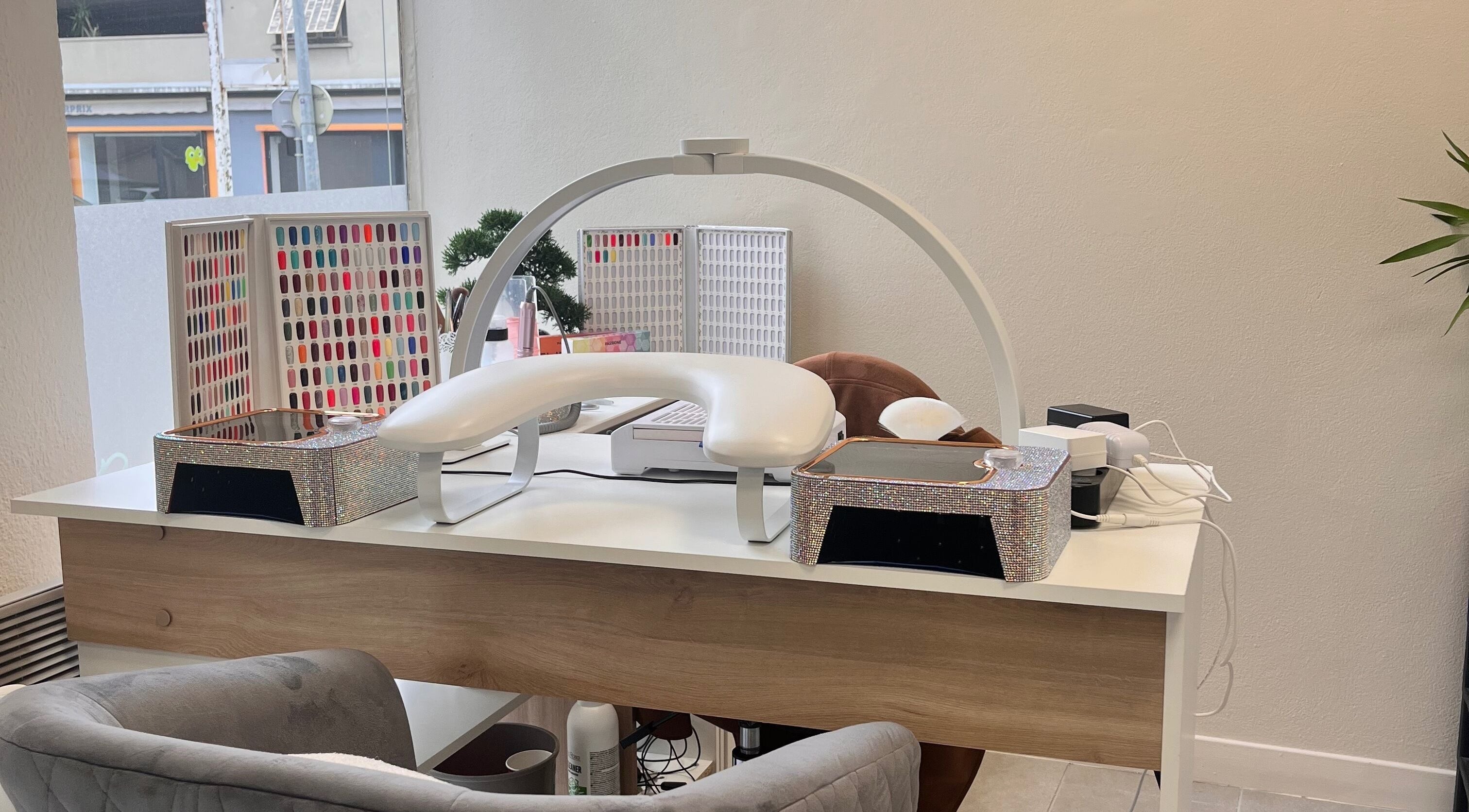Station de manucure moderne chez Beauty By K & Db Lines, Ambérieu-en-Bugey, Auvergne-Rhône-Alpes, FR.