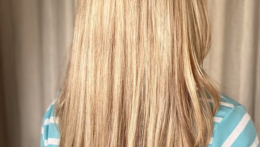 Smooth, blonde hair styled at Alchimie Colorist, Albion, Rivière Noire, MU.