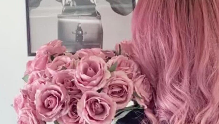Ροζ μαλλιά και τριαντάφυλλα στο Panos Vivendo Creative Hair Design, Λεμεσός, Λεμεσός, CY.