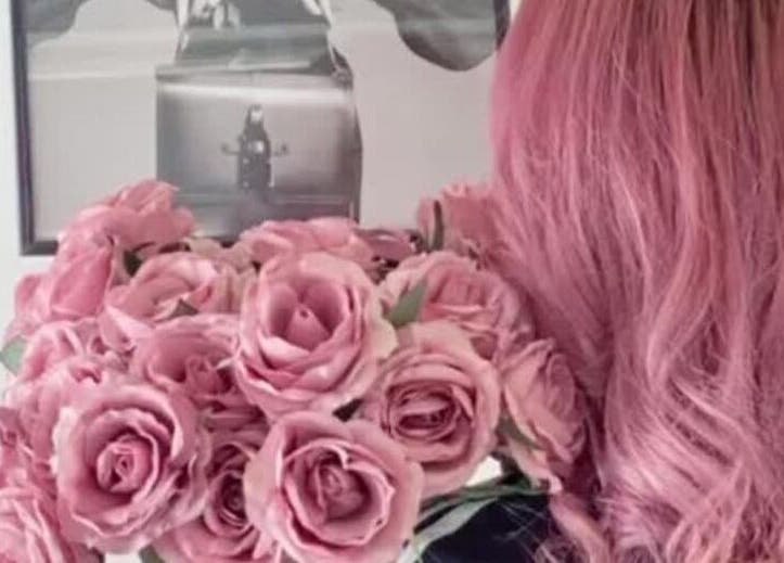 Ροζ μαλλιά και τριαντάφυλλα στο Panos Vivendo Creative Hair Design, Λεμεσός, Λεμεσός, CY.