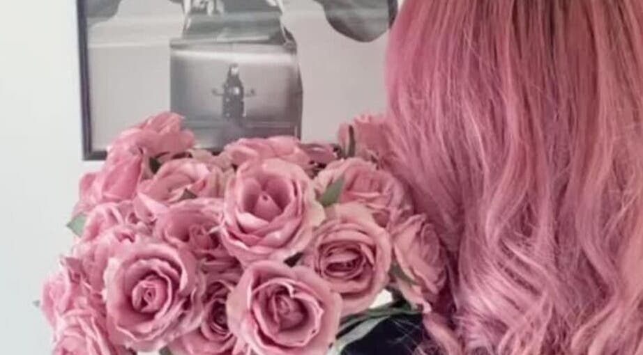 Ροζ μαλλιά και τριαντάφυλλα στο Panos Vivendo Creative Hair Design, Λεμεσός, Λεμεσός, CY.