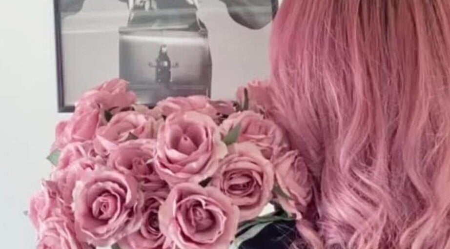 Ροζ μαλλιά και τριαντάφυλλα στο Panos Vivendo Creative Hair Design, Λεμεσός, Λεμεσός, CY.
