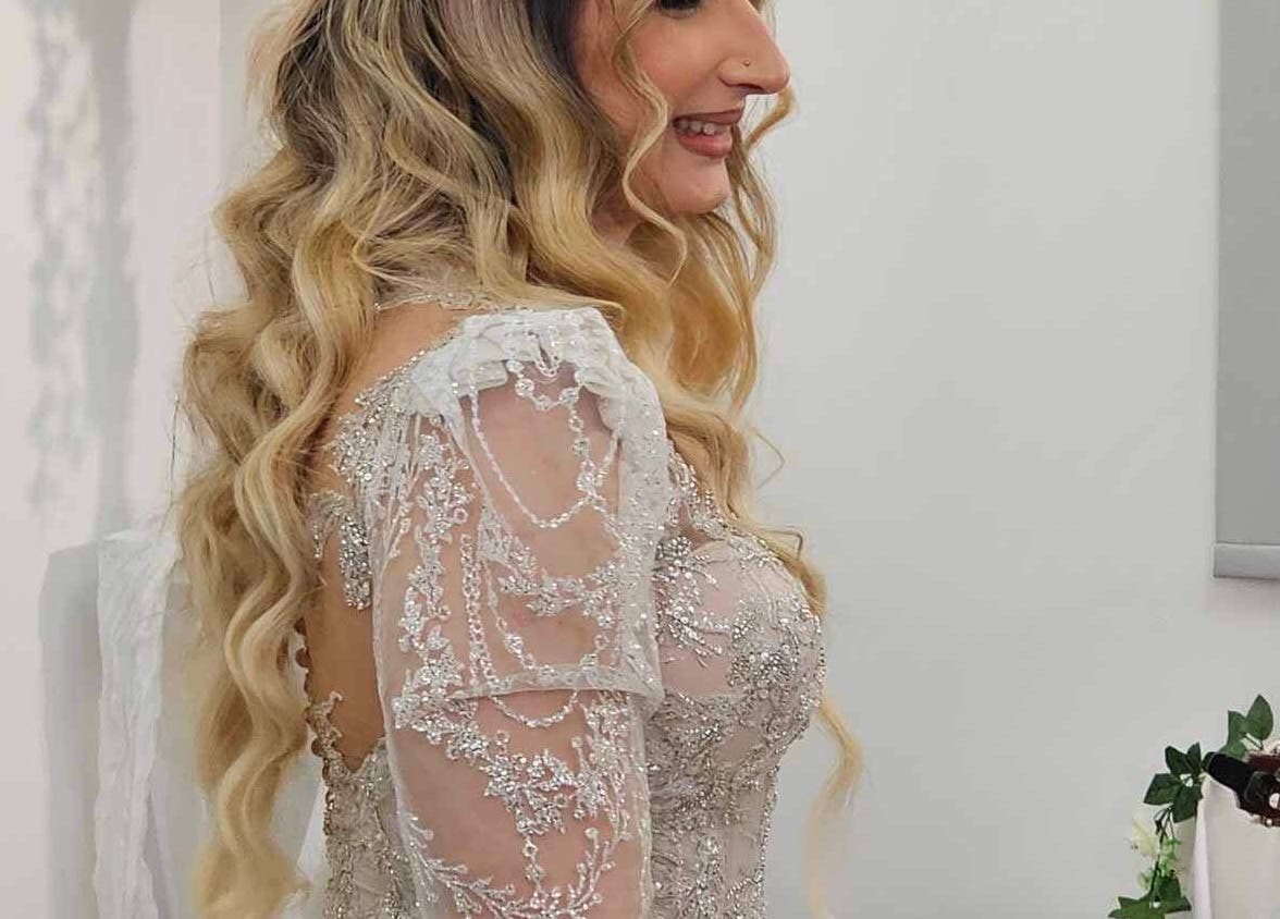 Νυφική κόμμωση με σγουρά μαλλιά από Panos Vivendo Creative Hair Design στη Λεμεσό, Λεμεσός, CY.