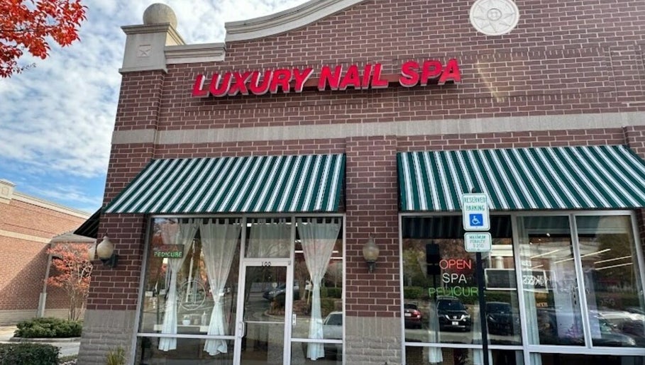 Luxury Nail Spa, bild 1