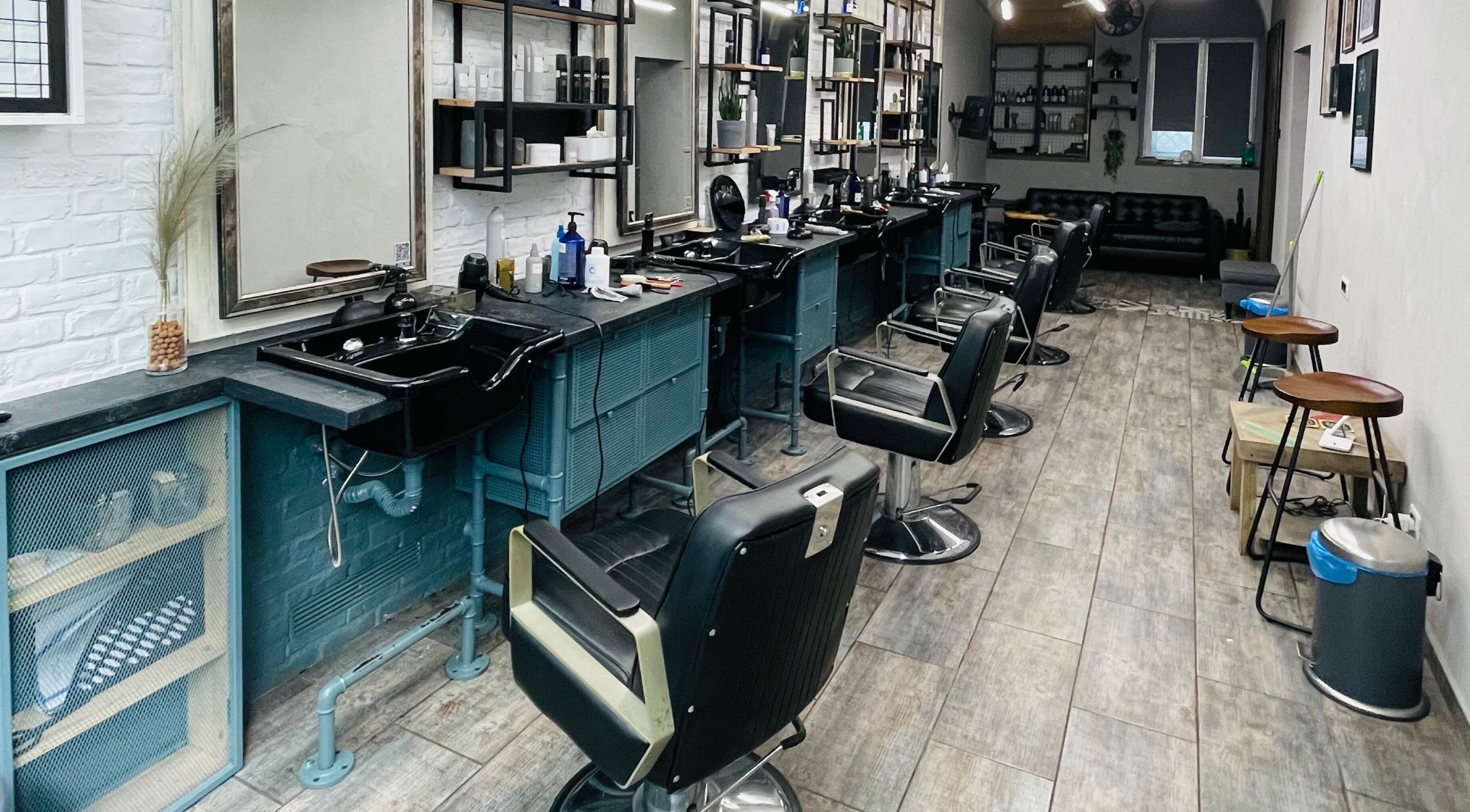 Interior modern al Urban Hairdressers din București, București, RO, evidențiind scaunele și oglinzile elegante.