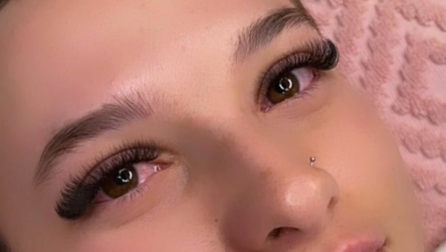 Sassy Brows and Lashes imagem 1