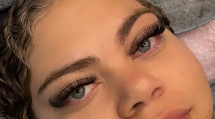 Sassy Brows and Lashes imaginea 2