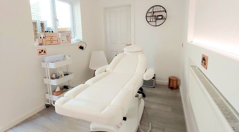 Relaxing treatment room in Mysa Beauty & Training, Godmanchester, England, GB with comfortable white beauty bed.