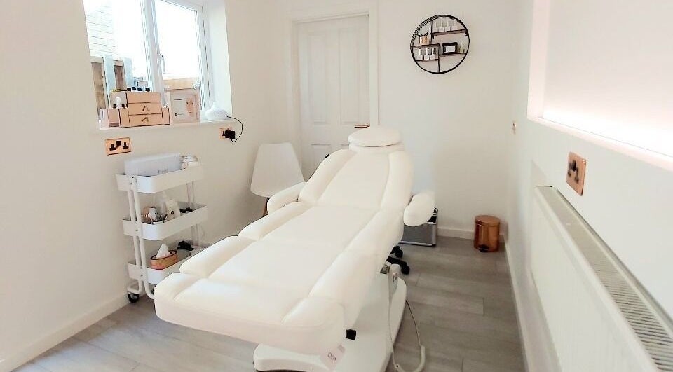 Relaxing treatment room in Mysa Beauty & Training, Godmanchester, England, GB with comfortable white beauty bed.