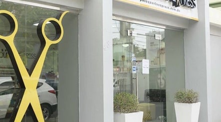 Entrada moderna de Peluqueria Express Benito Juarez en Santiago De Los Caballeros, Santiago, DO.