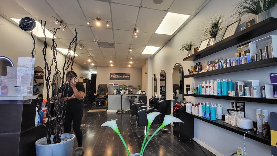 Imagen 1 de Angie's Hair Studio Pickering