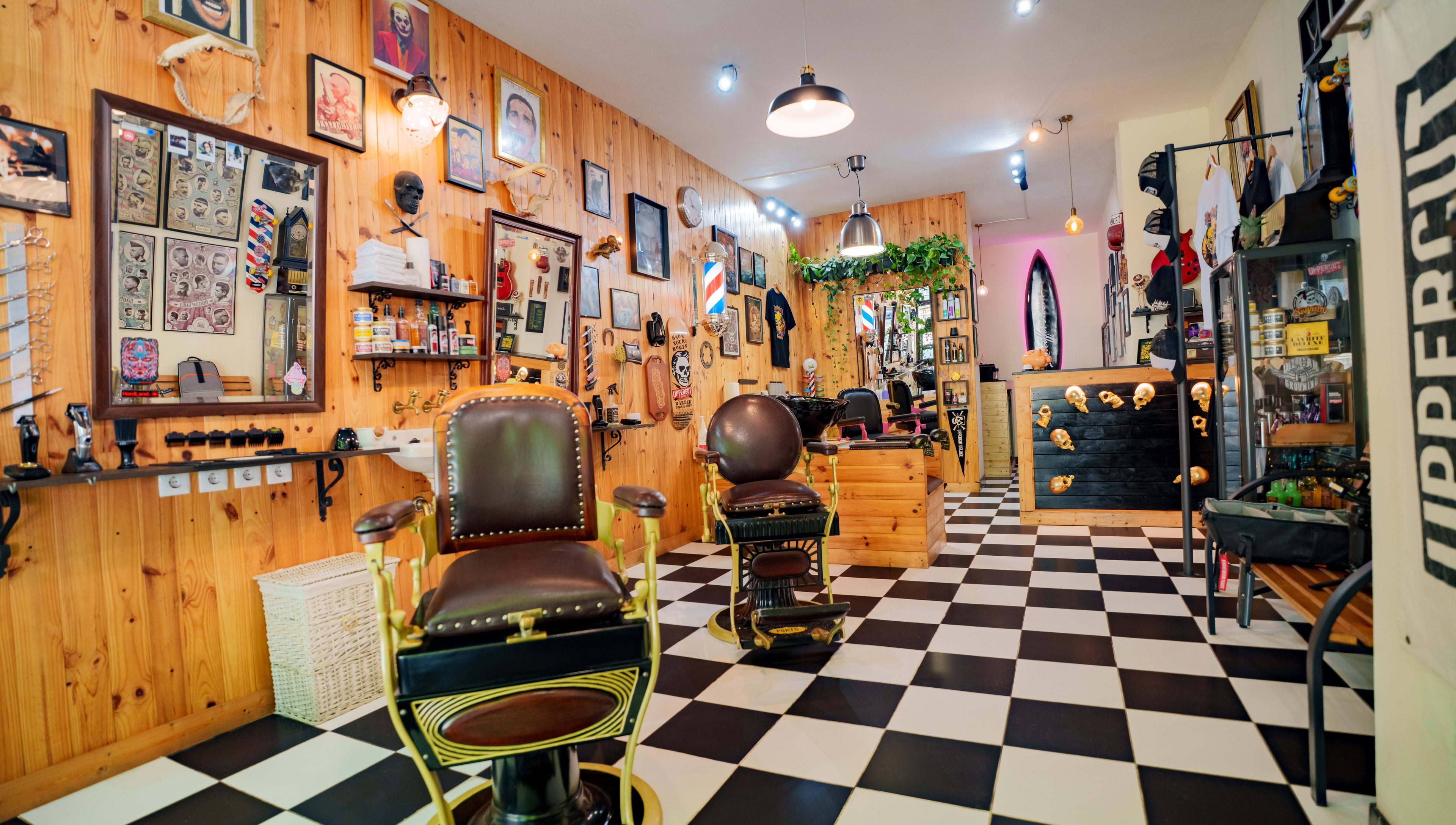 Interior retro da barbearia Luciffer's em Porto, Porto, PT com estilo único e decoração vintage.