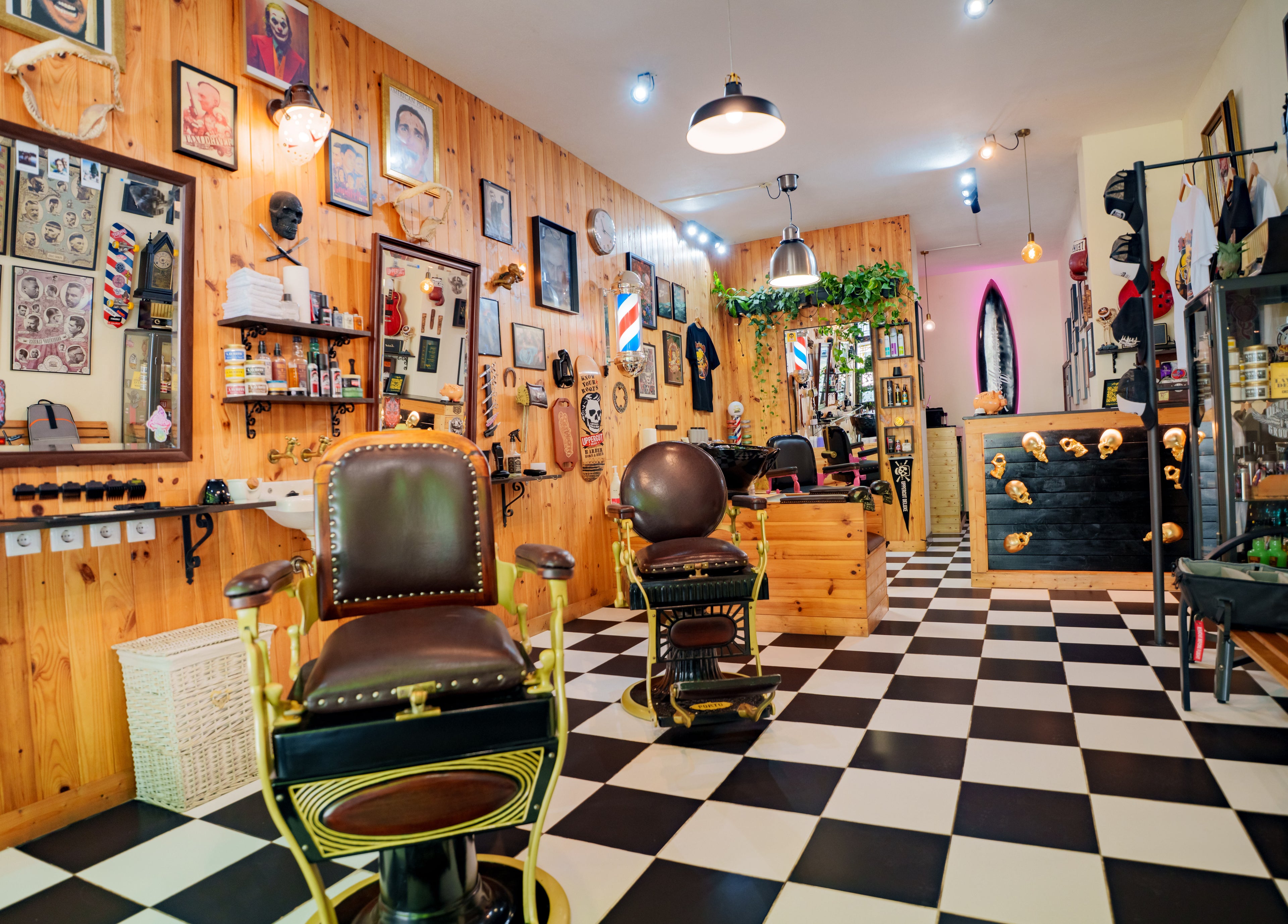 Interior retro da barbearia Luciffer's em Porto, Porto, PT com estilo único e decoração vintage.