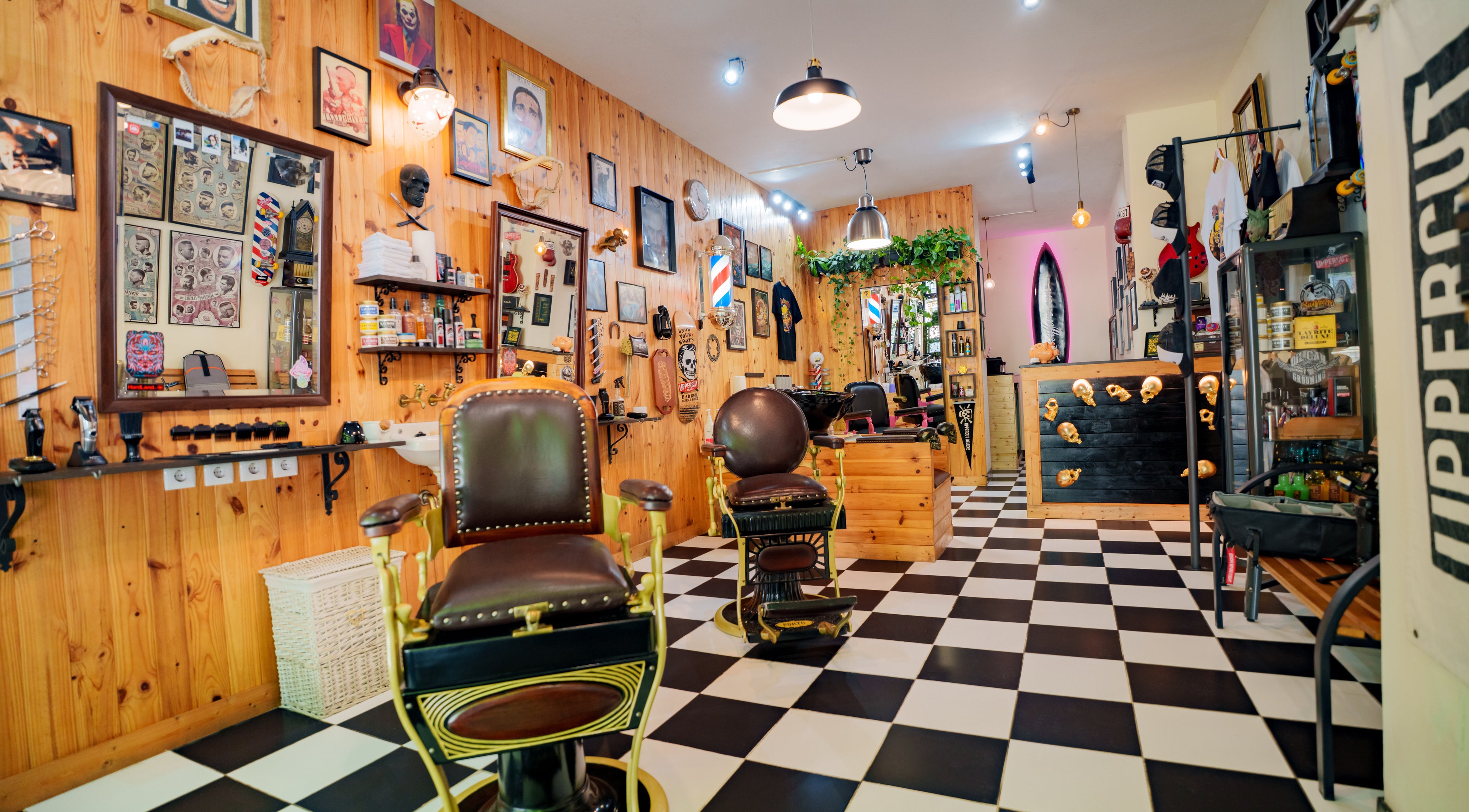 Interior retro da barbearia Luciffer's em Porto, Porto, PT com estilo único e decoração vintage.