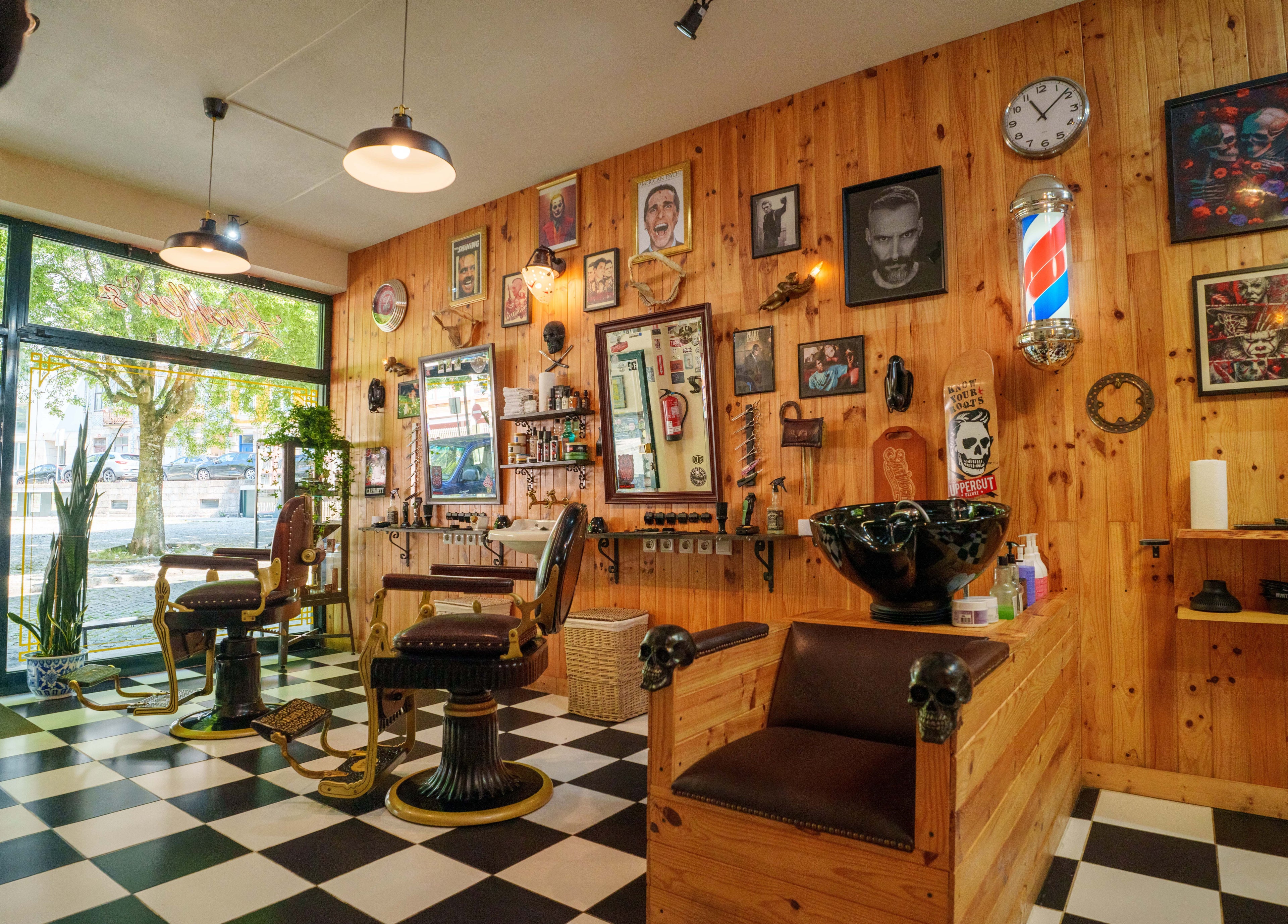 Barbearia clássica em Luciffer’s, Porto, Porto, PT, com decoração vintage e cadeiras de barbeiro.