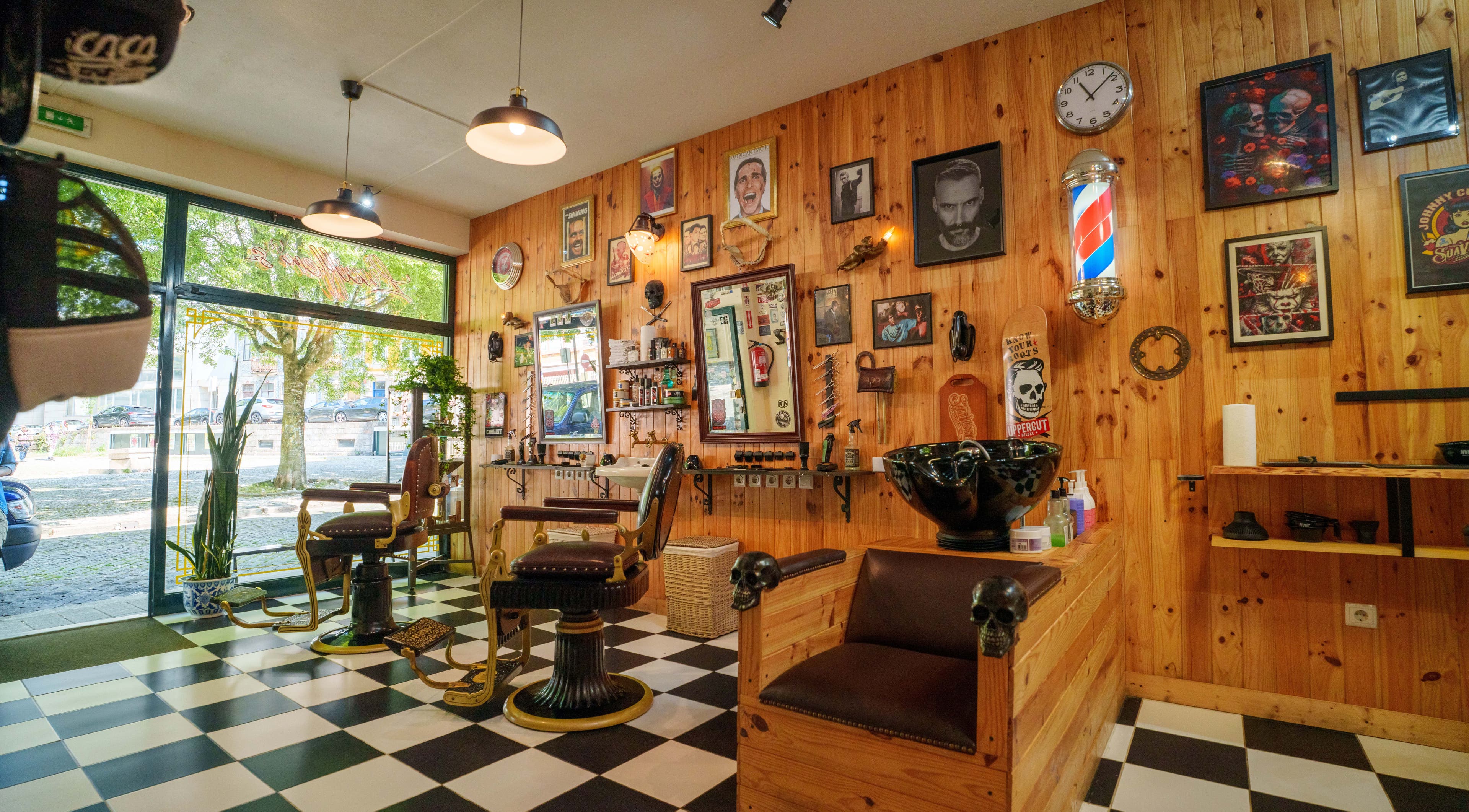 Barbearia clássica em Luciffer’s, Porto, Porto, PT, com decoração vintage e cadeiras de barbeiro.