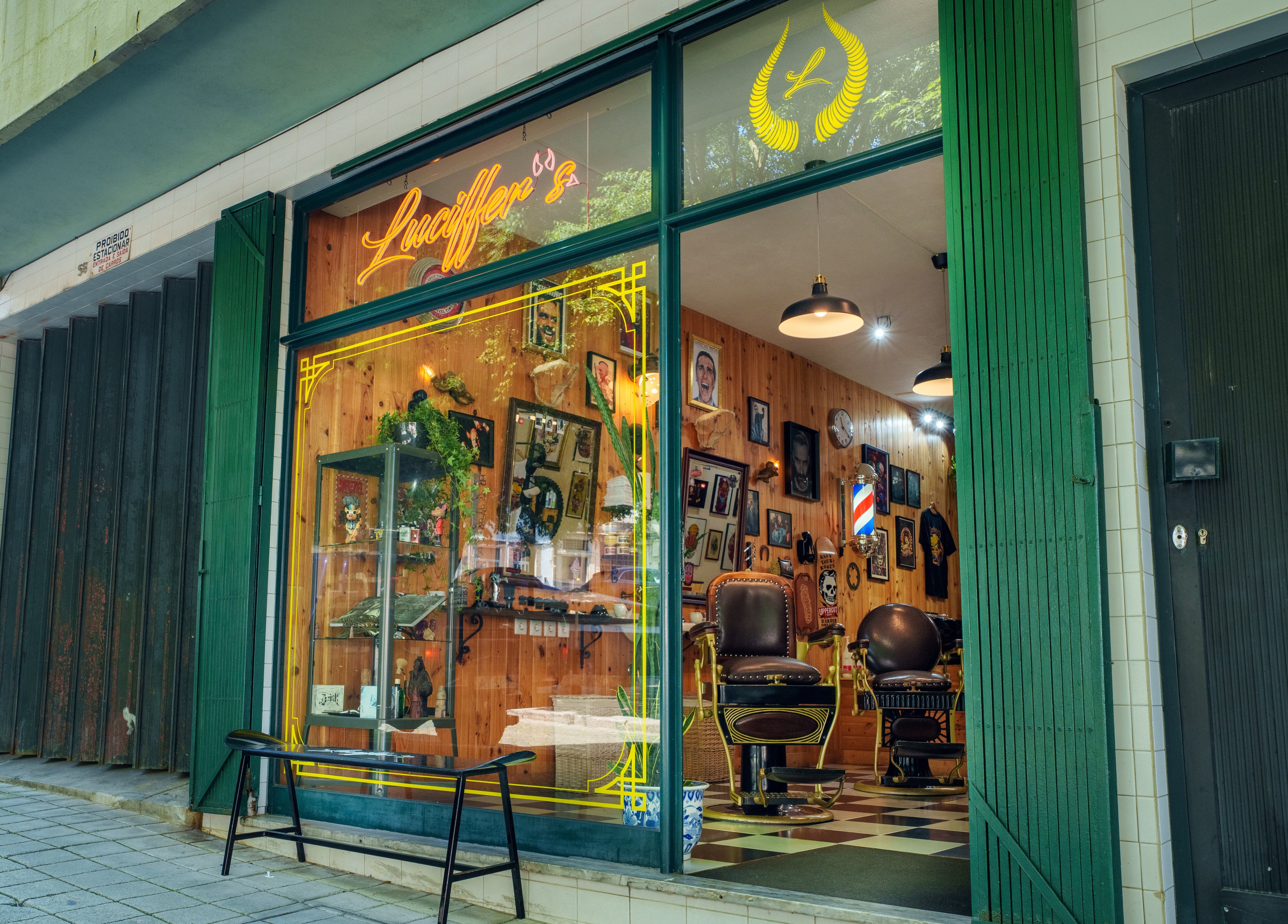 Entrada da barbearia Luciffer's com decoração vintage em Porto, Porto, PT.