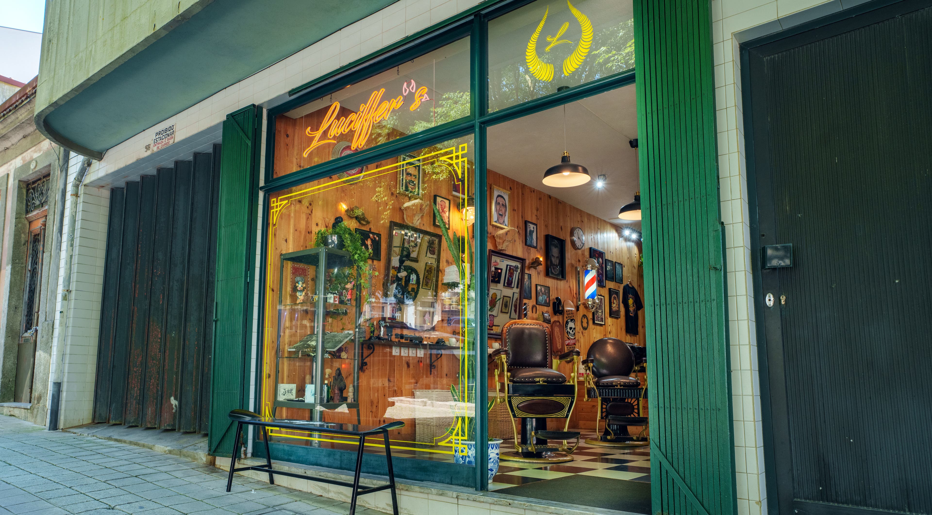 Entrada da barbearia Luciffer's com decoração vintage em Porto, Porto, PT.