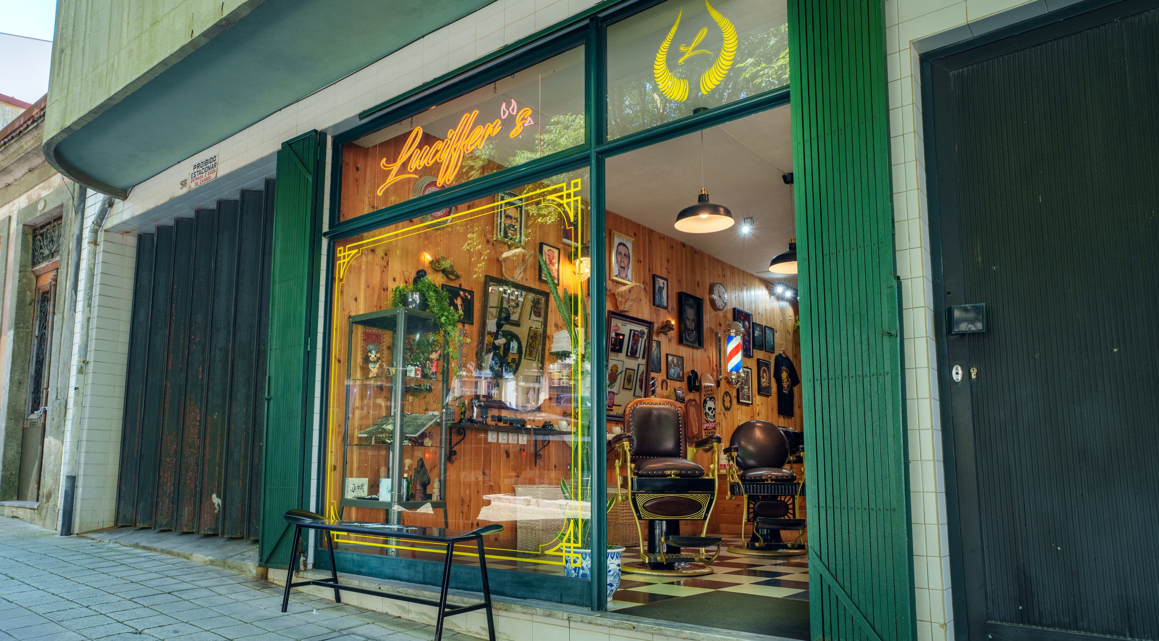 Entrada da barbearia Luciffer's com decoração vintage em Porto, Porto, PT.