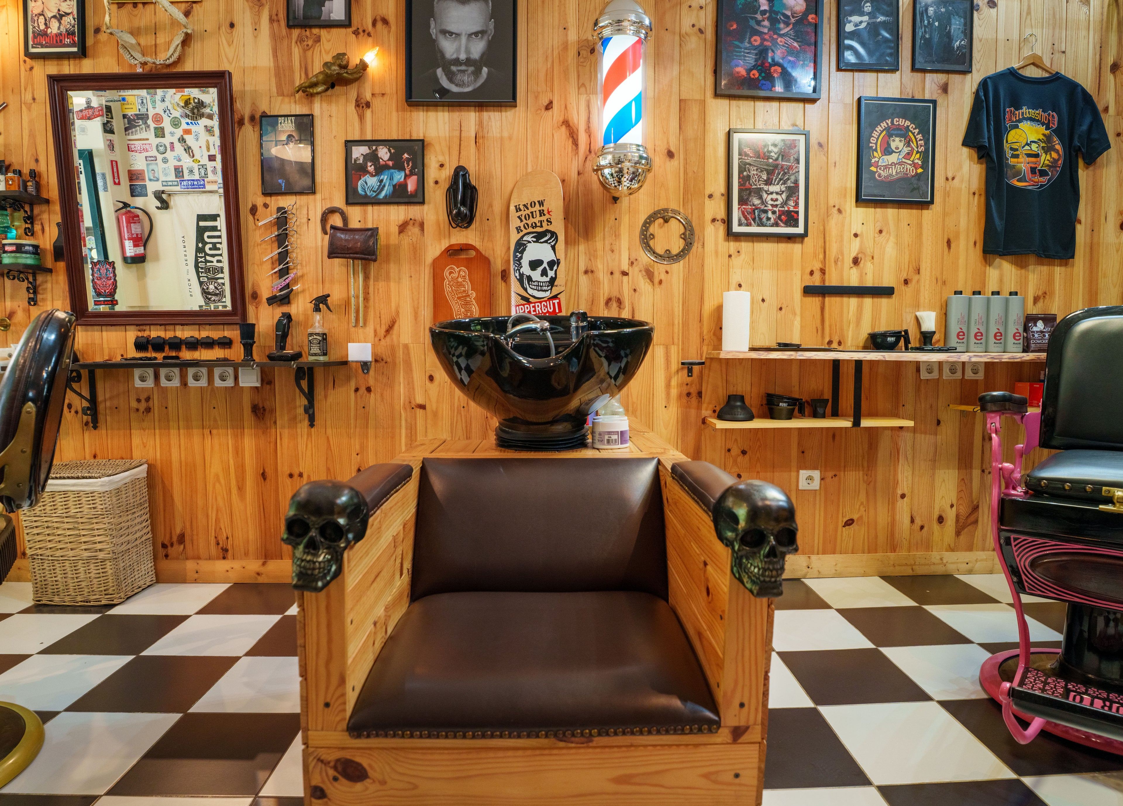 Interior vintage da barbearia Luciffer’s em Porto, Porto, PT, com decoração única e poltronas clássicas.