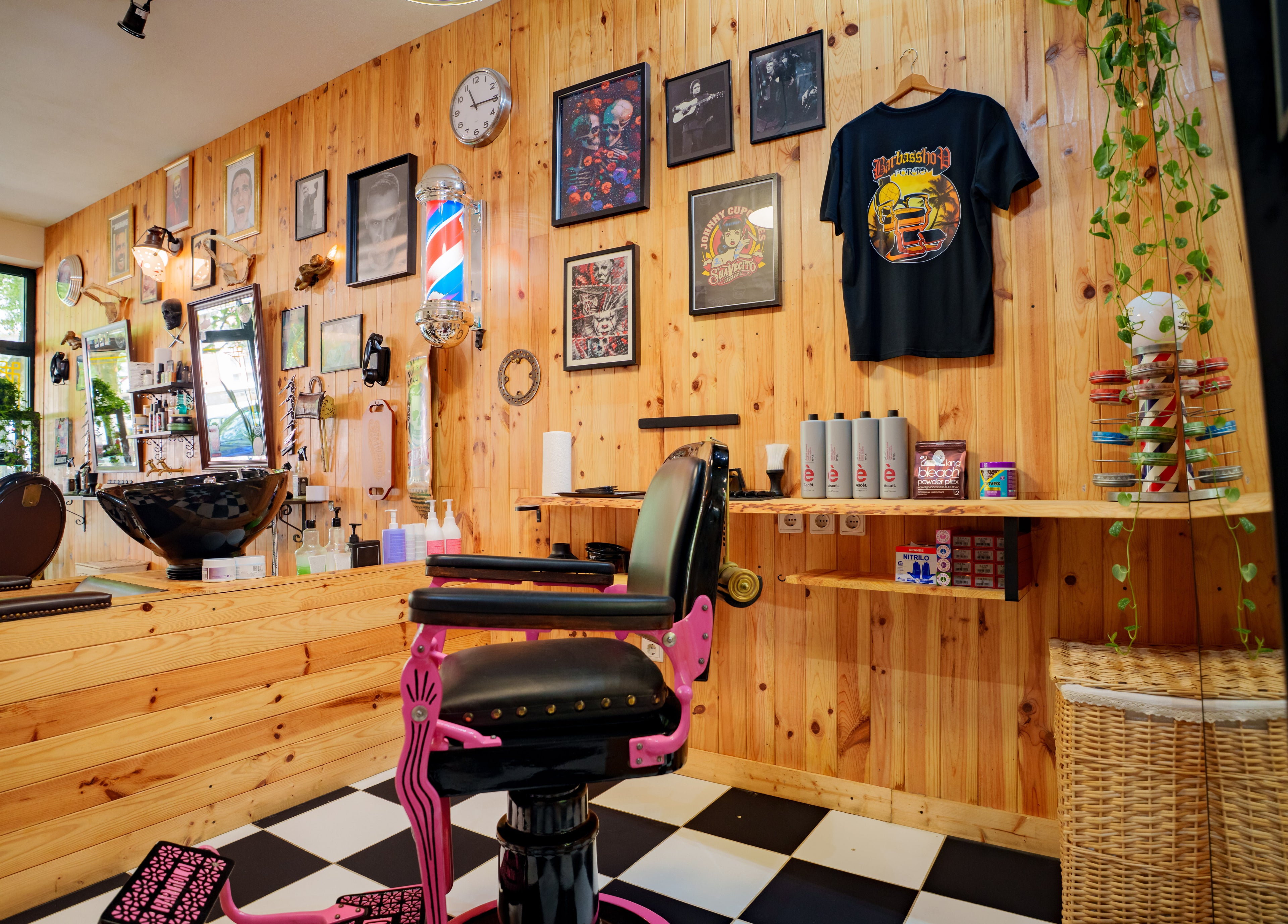 Barbearia vintage no Luciffer's, Porto, Porto, PT. Parede decorada com arte e t-shirts.