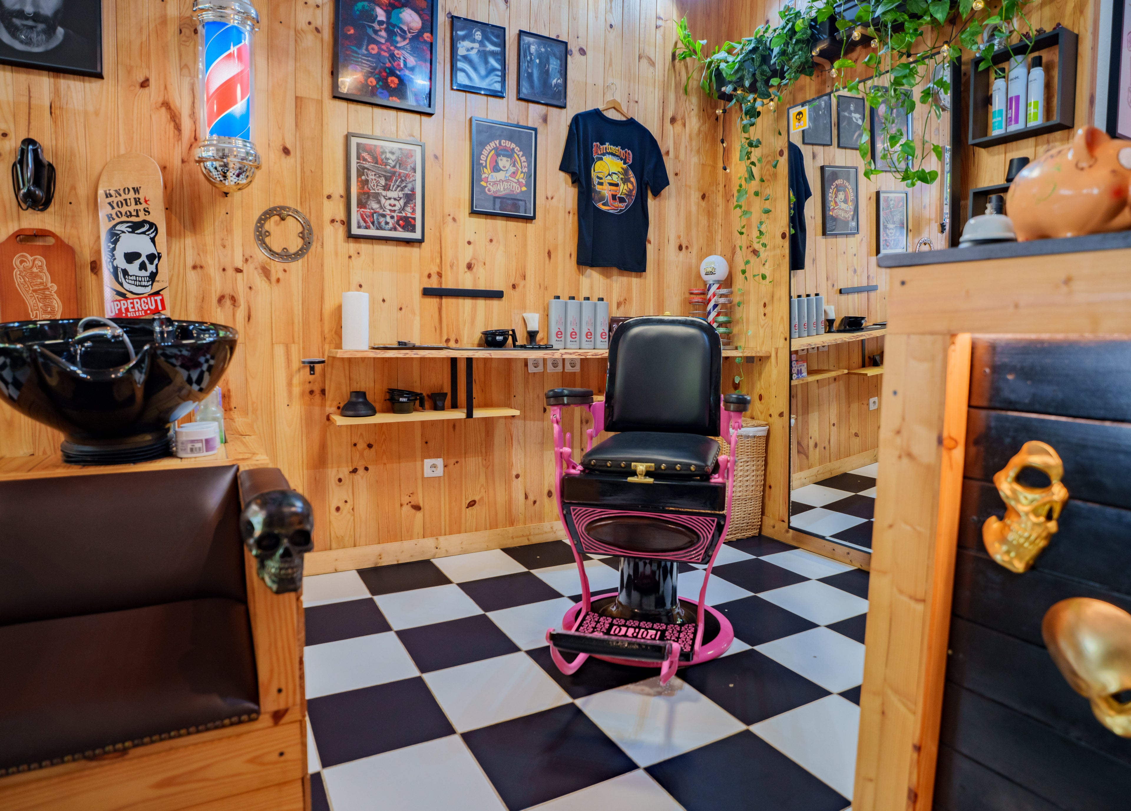 Interior rústico de barbearia no Luciffer's, Porto, Porto, PT, com cadeira rosa vintage e decoração única.